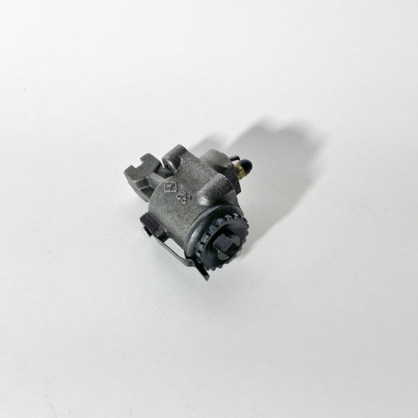 Цилиндр тормозной переднего колеса передний левый FOTON 1041 1049А (11мм) (с прокачкой) (BJ1046E6-35