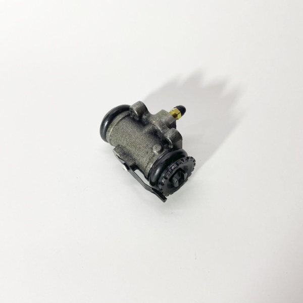 Цилиндр тормозной заднего колеса передний правый FOTON 1049С (с прокачкой) (BJ1029FA)