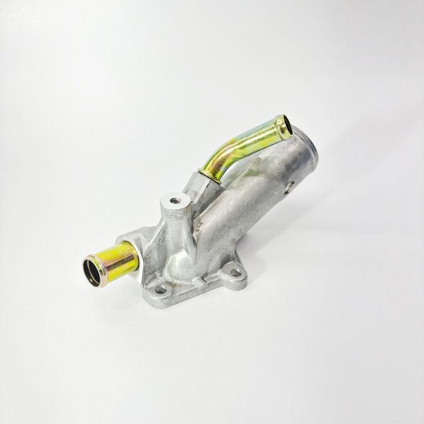 Тройник системы охлаждения на блоке ISUZU NQR71 NQR75 NPR75 (8981669910, 8973717751)