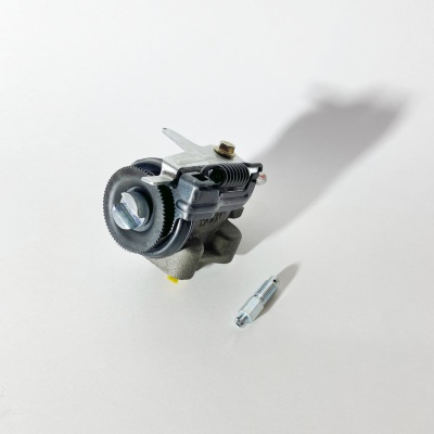 Цилиндр тормозной переднего колеса передний левый ISUZU NQR71 NQR75 NPR75 (с прокачкой) (BOSKET)