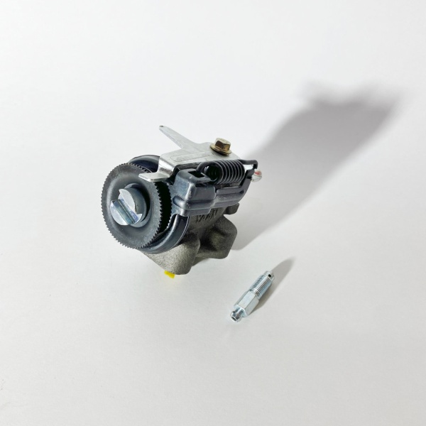 Цилиндр тормозной переднего колеса передний левый ISUZU NQR71 NQR75 NPR75 (с прокачкой) (BOSKET)